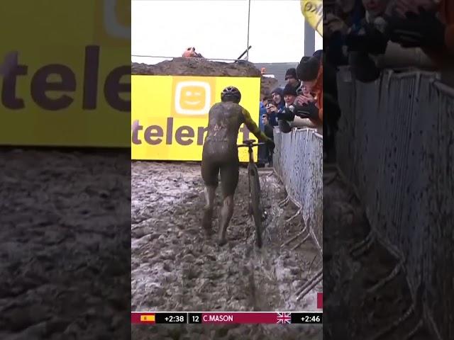 Wout van Aert takes a tumble into the mud — but he still holds a well-protected lead in Dendermonde!