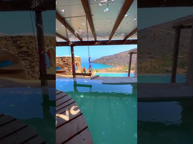 Imagine staying in a place like this! #greece #calilo