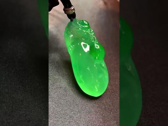 极品帝王绿翡翠吊坠，猜猜价值几米