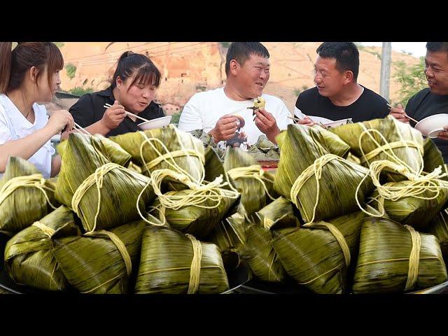 The brothers in the countryside tried to pack zongzi  but it was difficult to do it simply  but the