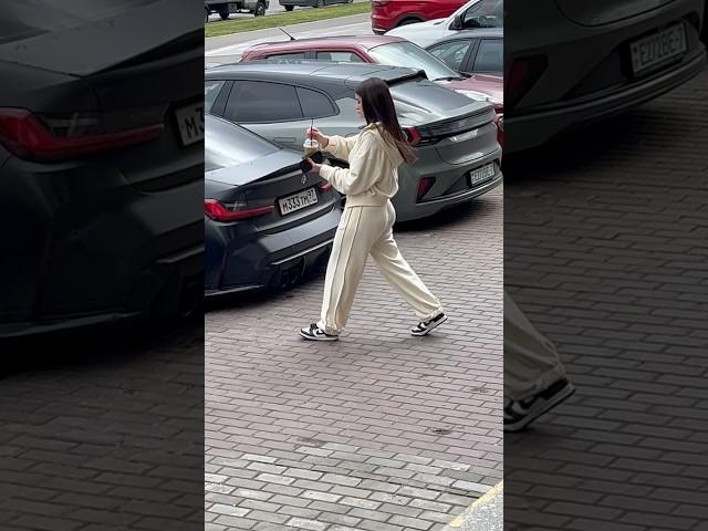 Красотка на БМВ…