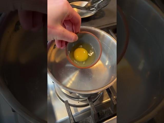 How to poach an egg! #poachedeggs #eggs #poaching #breakfast