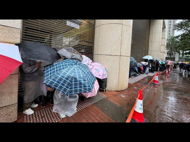 西九龍法院  LIVE  ｜ 黎智英被控「串謀勾結外國勢力」等罪案件續審   近百市民冒雨在法院門外排隊  ｜Channel C HK