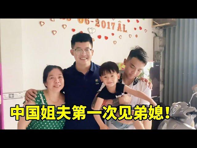 中国姐夫第一次见弟媳妇，大红包就给起来了，丈母娘直夸女婿太懂事！ 【越南小阿欣在河北】#越南媳妇 #越南媳妇在中国 #上热门 1