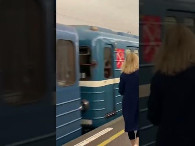 Старый поезд на станции Технологический Институт #metrostroi #метро #метрополитен #metro