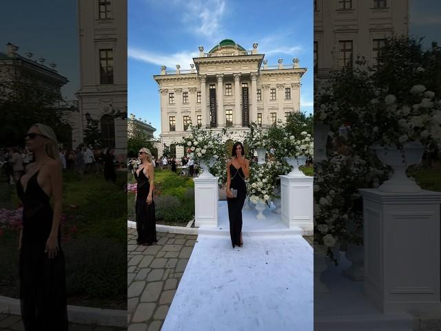 Кого узнали? Современный показ мод в историческом Доме Пашкова #натямба #шоубиз