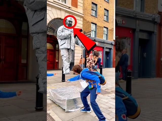 Silverman Statue’s How he is floating in the air!?