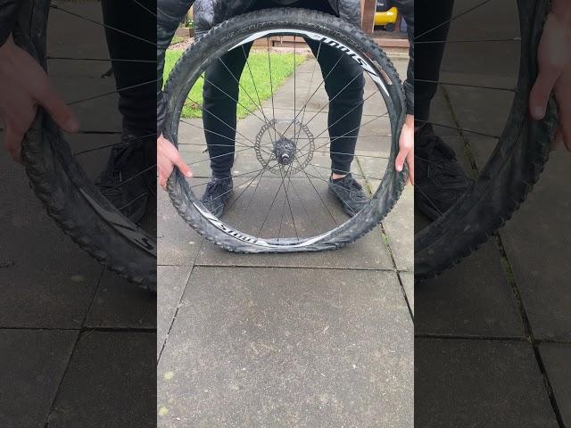 Removing a tyre without tyre levers