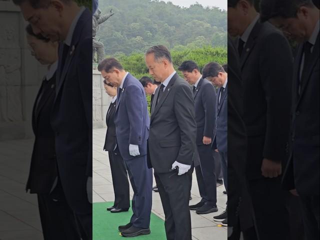 현충탑에서 감사와 책임감으로 묵념하는 김병기 원내대표 함께 할 대표인단 #shorts #이재명 #대통령 #당선 #선거 #원내대표 현충원 #묵념 #감사