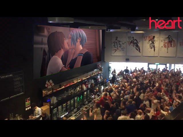 Max and Chloe KISS! (Crowd reaction)