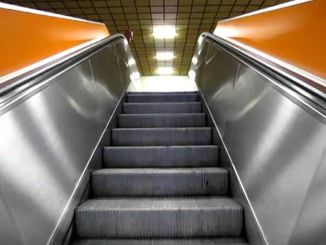 Wien Südbahnhof - Vienna Southern Railway Station: The orange way up!