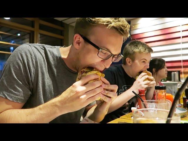 BURGER EATING CHALLENGE - Center Parcs Day 1