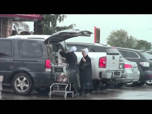 Amish ladies reaction seeing an excommunicated person @ Troyers Market Berlin ohio