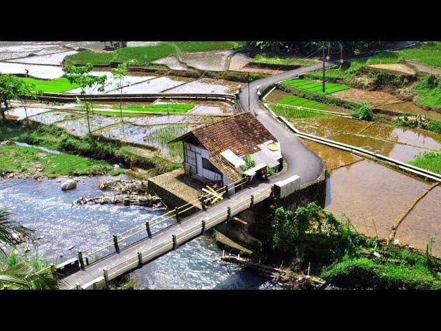 Heboh !! Suasana Warung Pinggir Sungai Yang Sering Disinggahi Banyak Orang, Pedesaan Jawa Barat