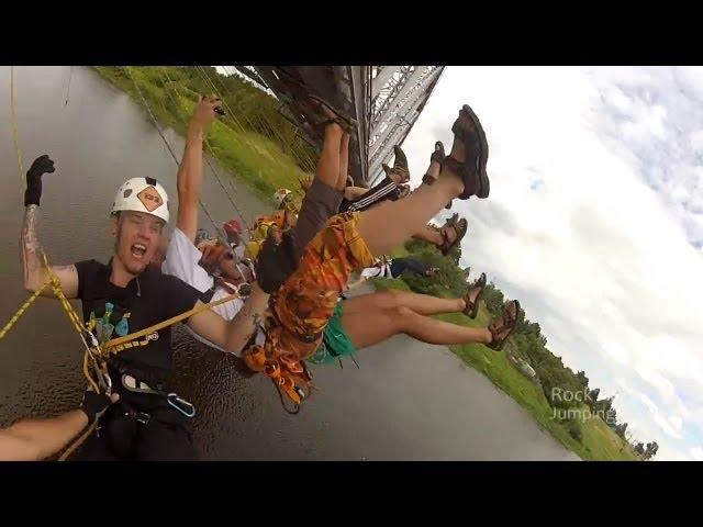 Extreme спорт Роупджампинг: Групповой прыжок с моста