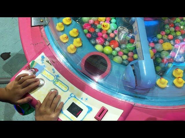 Water Bouncy Balls Arcade Machine... Fun Time With Toys Wonderland