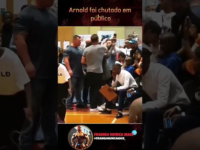 Arnold foi chutado em público  "por favor, inscreva-se" • • SIGA IG: @frangonuncamais_ SIGA TT: @f