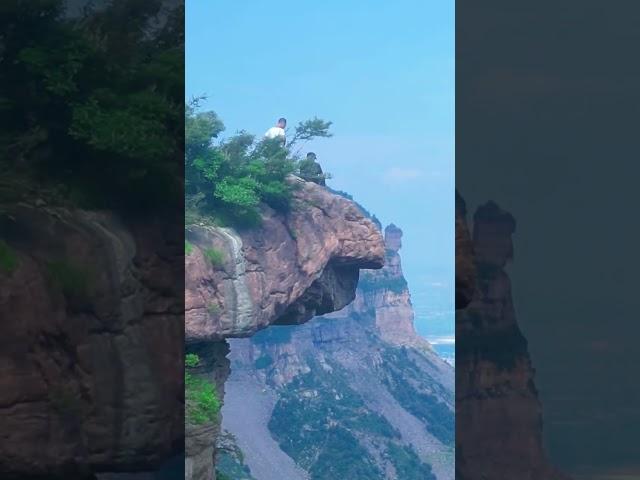 Standing on the Eagle Eagle Cliff, watching General Peak from afar #travel #discoverchina