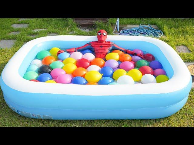 Spider Man Playing With Colored Water Balloons in Pool (Water Balloons Popping)