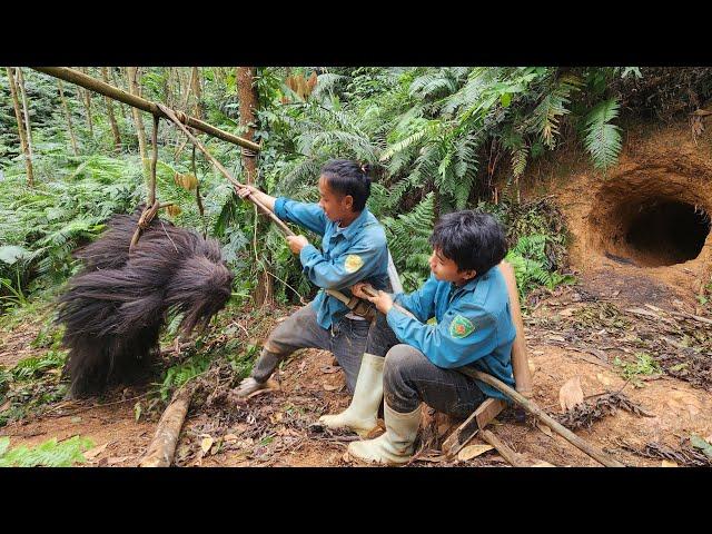 Two hunters set traps to catch a monster like King Kong living in a cave
