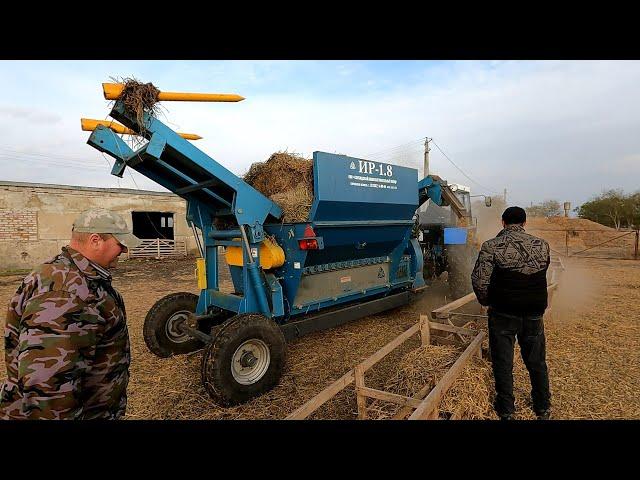 Первая загрузка сена в кормушки! Посмотрим что получится!