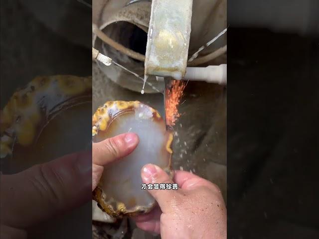 製作手鐲並在上面雕刻牡丹花，美極了#翡翠 #翡翠直播 #珠寶 #珠寶首飾