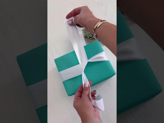 How to tie the perfect bow x #tutorial #giftwrapping #hack