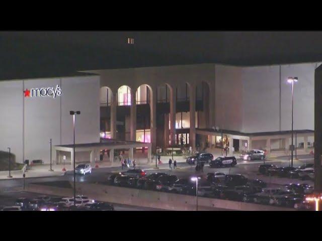 Armed robbery in parking lot of Woodfield Mall in Chicago suburbs