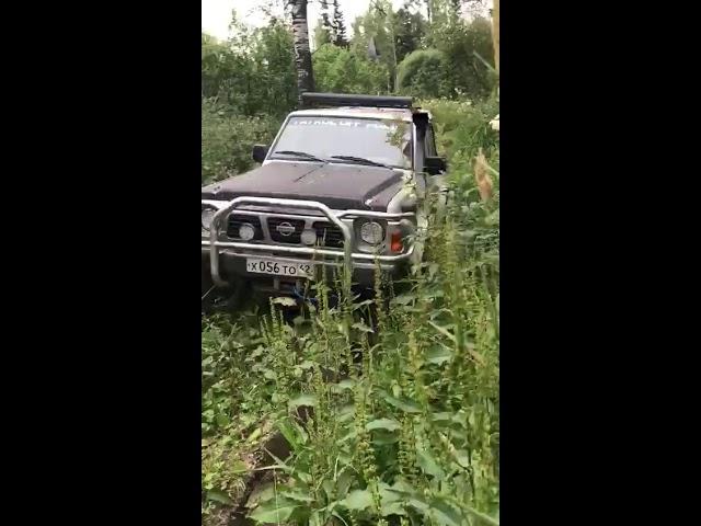 ниссан патрол простой и надёжный в кустах 1