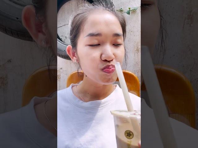 Uống trà sữa kiểu "độc lạ" quá #Shorts
