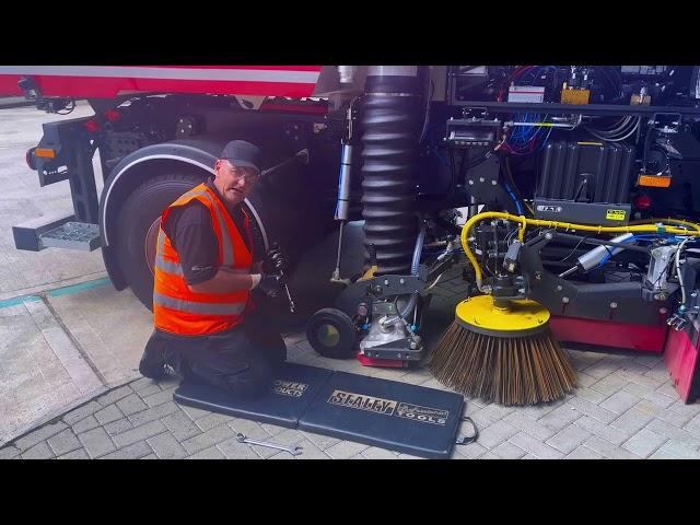 How to adjust the suction box on a MaxPowa truck mounted road sweeper