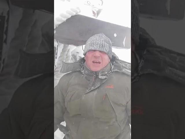 Урал пришлось ВЫПИЛИВАТЬ. Пурга #вахта #север #вездеход