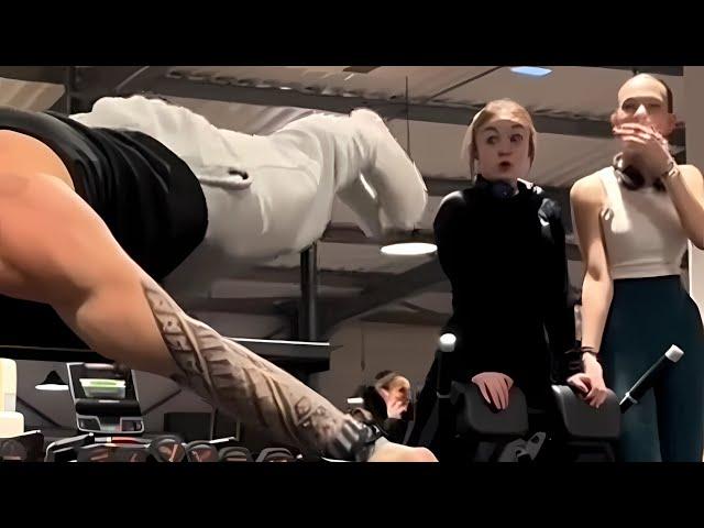 These Two Random Girls At The Gym Actually Understood How Hard Calisthenics is