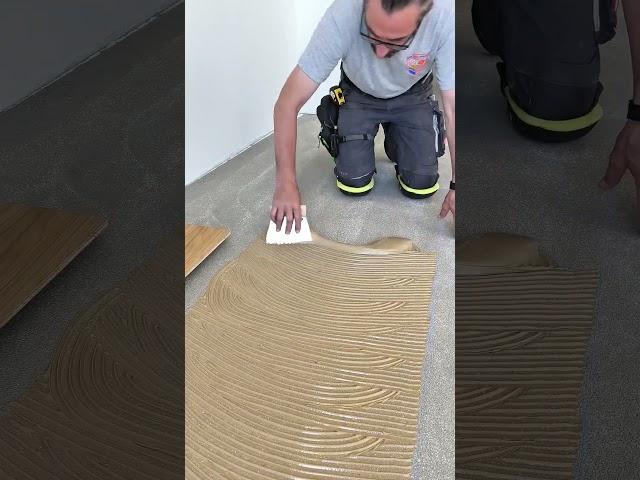 Parkettkleber auftragen #parkett #parket #flooring