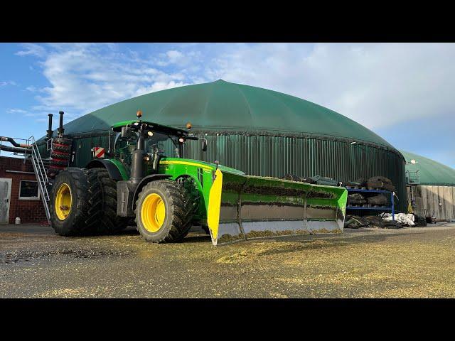 John Deere 8400R auf dem Silo Biogasanlage