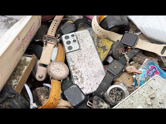 i Found Many Apple Watch - Smart TV & Phones || Restore Samsung Galaxy S21 Ultra From LandFill !