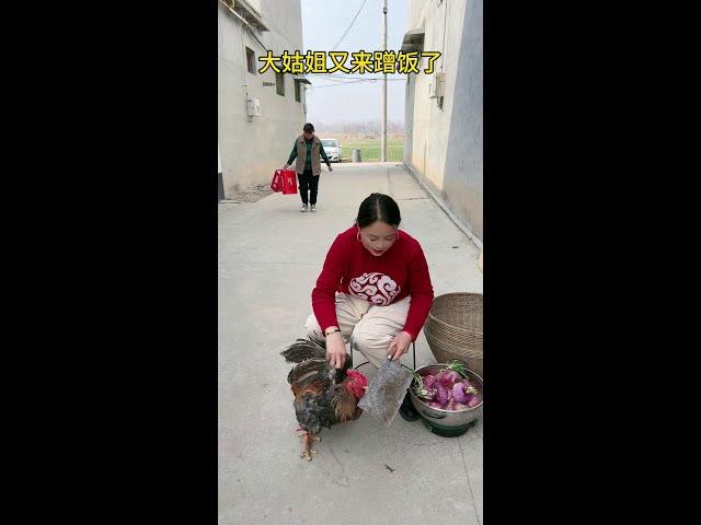 大姑姐又来蹭饭了#爱搞笑范姐#搞笑视频