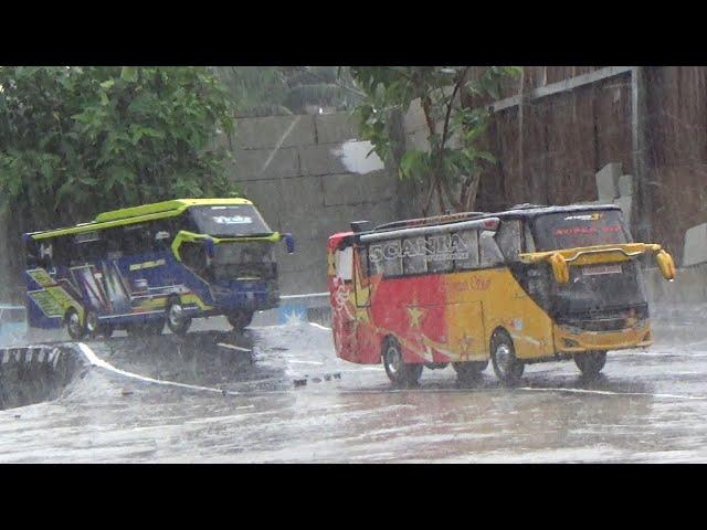 BUS STJ DRAKA BALAPAN DENGAN BUS SEMPATI STAR SAAT HUJAN DERAS DAN JALAN LICIN KALI - VERSI MINIATUR