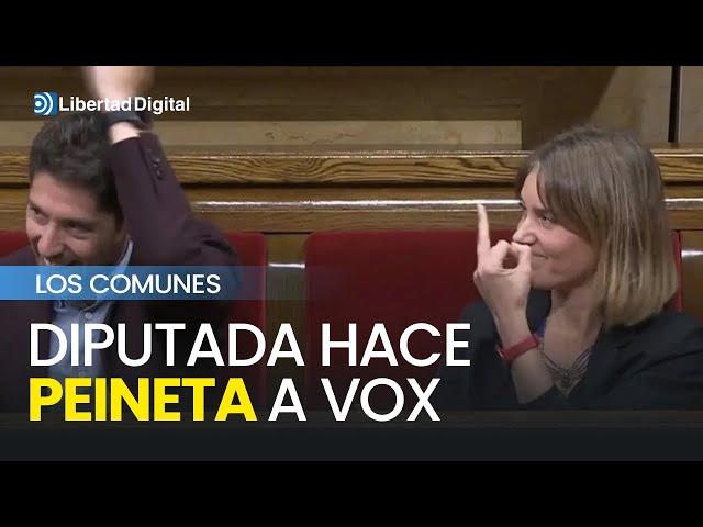 Una diputada de los "comunes" le hace una peineta a Vox en el parlamento catalán