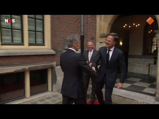 Mark Rutte geeft sleutel van het Torentje aan kersverse minister-president Dick Schoof  (2024)