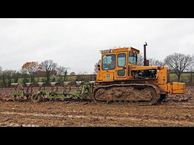 Ploughing wet beet land with 1985 Caterpillar D6D SA VHP crawler and 7f Dowdeswell DP1HD