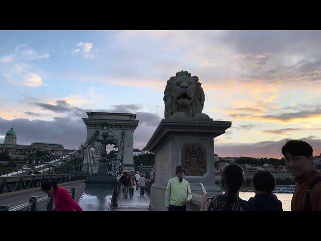 Iconic Chain Bridge Budapest - Walk Tour