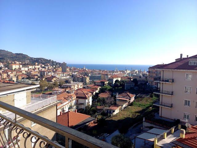 IMPERIA - zona Borgo San Moro - Quadrilocale con balconi vista mare - VENDITA