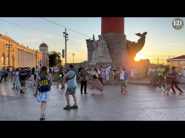 Танцевальный флешмоб на Стрелке Васильевского острова в Санкт-Петербурге. Лето 2021