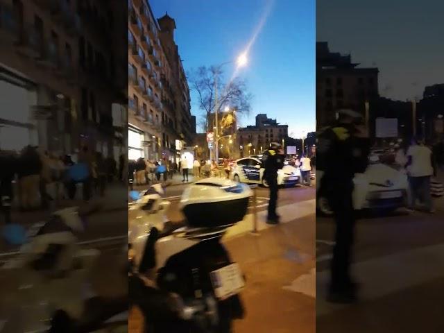 Guardia urbana de Barcelona cortando el tráfico en una calle de Barcelona