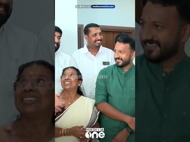 അനുഗ്രഹവും കെട്ടിവെക്കാനുള്ള പണവും അമ്മയിൽ നിന്ന് ഏറ്റുവാങ്ങി രാഹുൽ