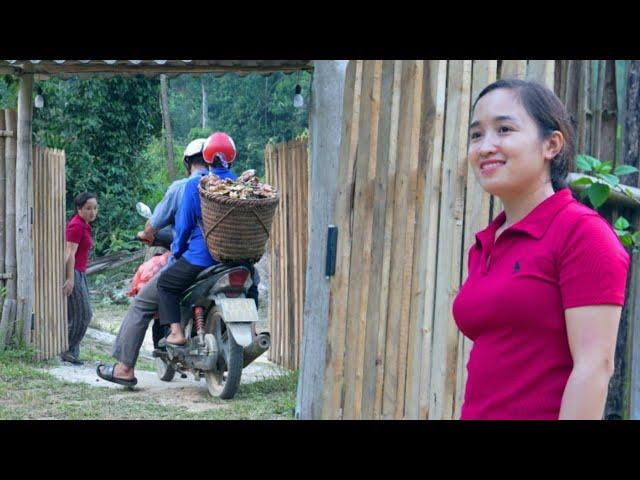 knowing Phan has no money. Dad and mom brought agricultural products to the market to sell