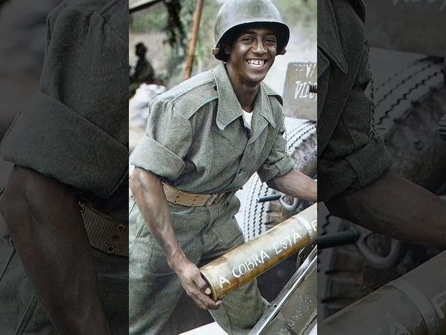 O Soldado da FEB, Francisco de Paula carregando um obus 105 mm com a frase: "A cobra está fumando".