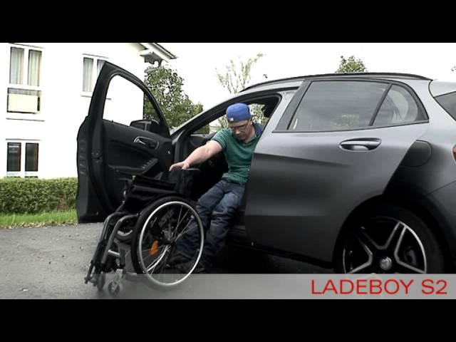 Behindertengerechte Autos. Der Mercedes GLA mit Rollstuhl-Verladehilfe LADEBOY S2.