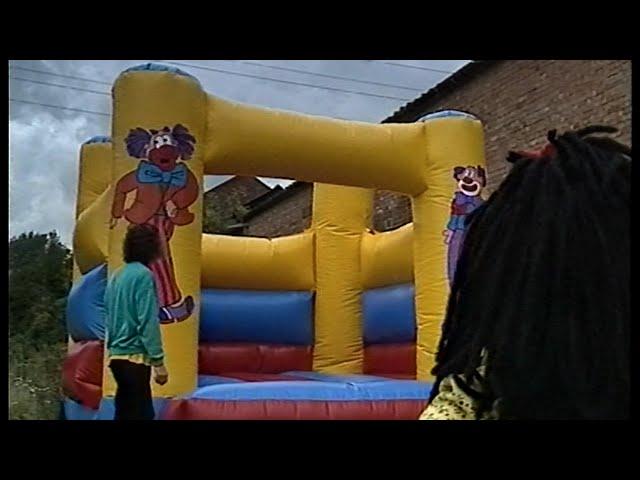 Rosie & Jim - 03x19: Bouncy Castle (Pat Hutchins | 1995)